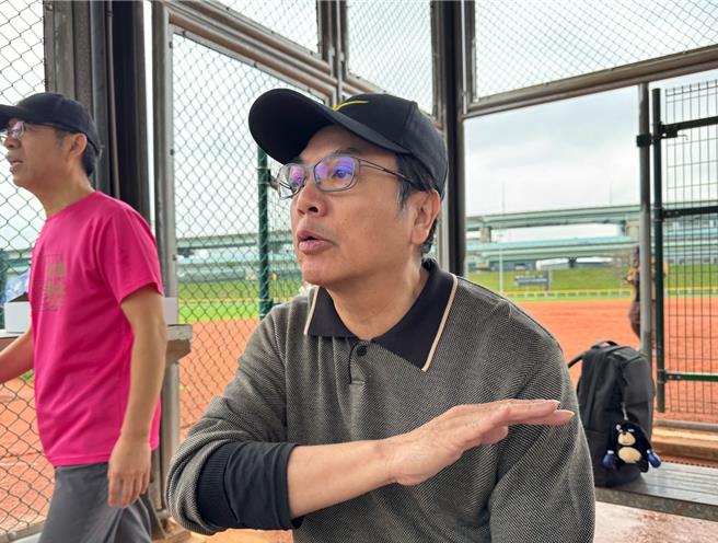2026世壮运即将登场，刘和然今（8）日与新北市局处首长齐聚练习垒球，为明年世壮运做准备，他透露将穿着37号球衣上阵，并解密背后原因是去年刚好是在新北服务第37年，才会选择37作为球衣数字。（柯毓庭摄）