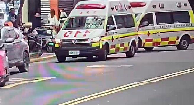 救护车将男子送医急救。（翻摄画面）