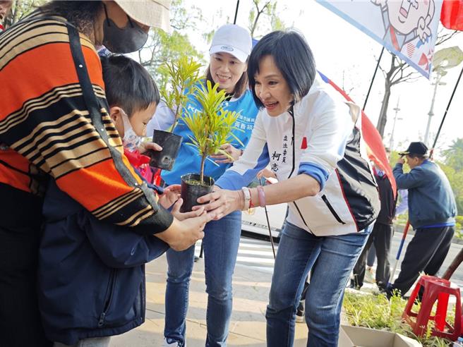 因应大罢免潮来袭，国民党主席朱立伦宣布将启动反废死公投因应。对此，国民党立委柯志恩（右）今（8）日呼应指出，希望透过公投民意，让民进党政府知道大多台湾民眾仍认为死刑有必要性。（国民党高市党部提供）