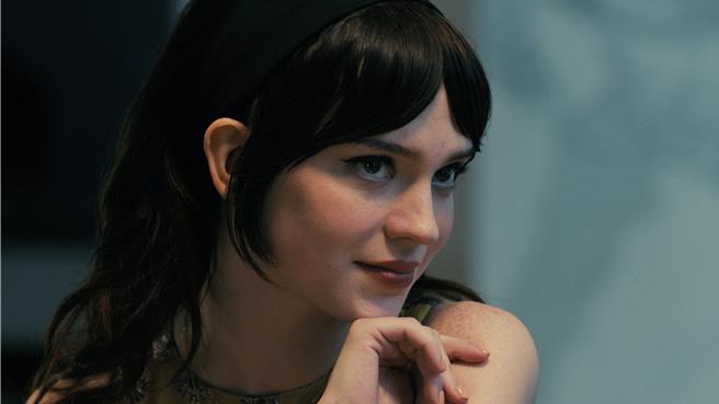 新生代女神蘇菲柴契爾在片中飾演性愛機器人。（CATCHPLAY＋提供）