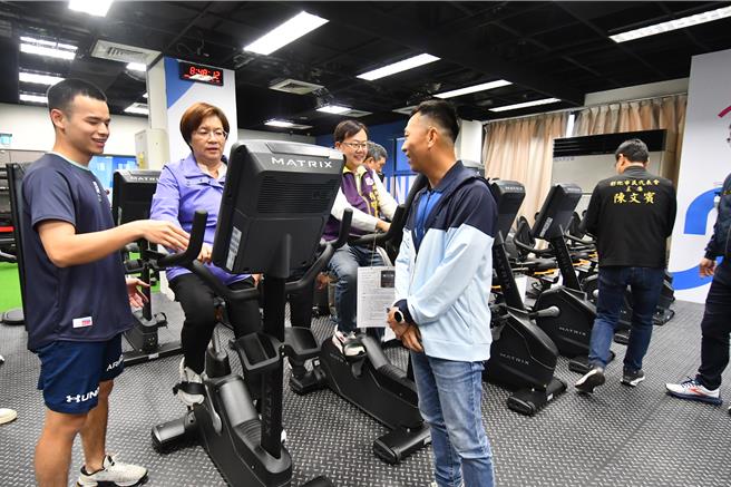 彰北国民运动中心8日重新营运，彰化县长王惠美视察体验新器材。（彰化县府提供／潘虹恩彰化传真）