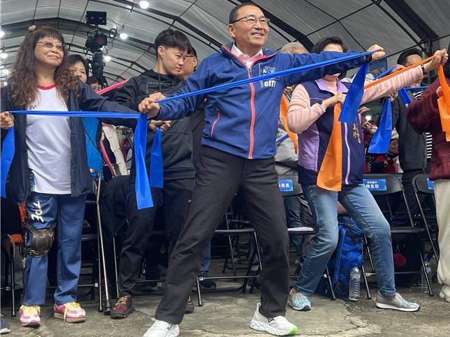 侯友宜拿彈力帶與在場女性一起運動。（呂健豪攝）