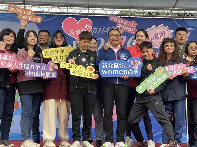 侯友宜與各領域女力代表合影。（呂健豪攝）