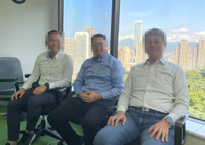 梁姓技术长（右一）自认被负责人曾志新（左一）针对，让他很受伤，表示曾写万言书尝试沟通，但未见任何改善。（翻摄梁姓技术长部落格）