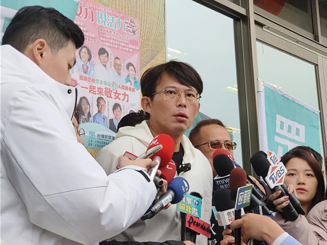 民眾黨前主席柯文哲父親柯承發告別式將於3月10日舉行。柯妻陳佩琪7日申請柯文哲返家參加家祭，台灣民眾黨黨主席黃國昌8日到桃園，他受訪表示，呼籲執政者、法務部能夠考慮柯文哲跟他的家人承受非常重的傷痛，讓他身為人子，能夠返家送爸爸最後一程。（賴佑維攝）