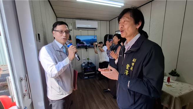 台南市副市长叶泽山（右一）与台南市医师公会理事长赖俊良（左一）8日一起开箱楠西区南水署灾民交谊厅。（程炳璋摄）