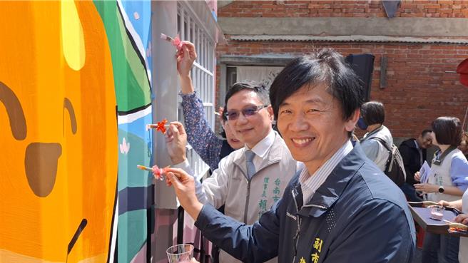 台南市副市长叶泽山（右一）与台南市医师公会理事长赖俊良（右二）8日一起在楠西区南水署灾民交谊厅彩绘外墙。（程炳璋摄）