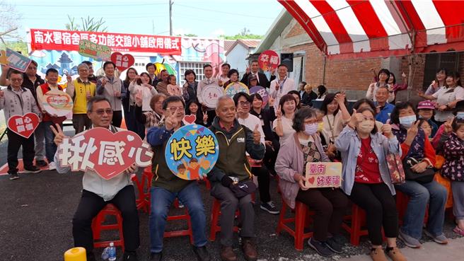 台南市社会局引进医界资源，8日在楠西区南水署灾民聚落打造灾民交流联谊的货柜屋。（程炳璋摄）