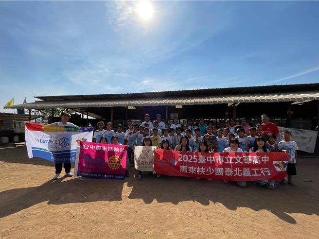 文華高中扶少團跋涉千里前往泰緬邊境的美索地區，來到緬甸移工學校文人學校和綠水學校志工服務。（文華高中提供）