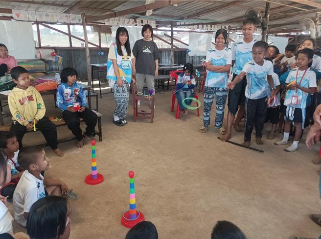 文華高中扶少團跋涉千里前往泰緬邊境的美索地區，來到緬甸移工學校文人學校和綠水學校志工服務。（文華高中提供）