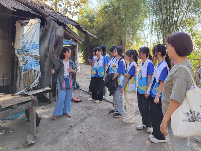 文華高中扶少團跋涉千里前往泰緬邊境的美索地區，來到緬甸移工學校文人學校和綠水學校志工服務。（文華高中提供）