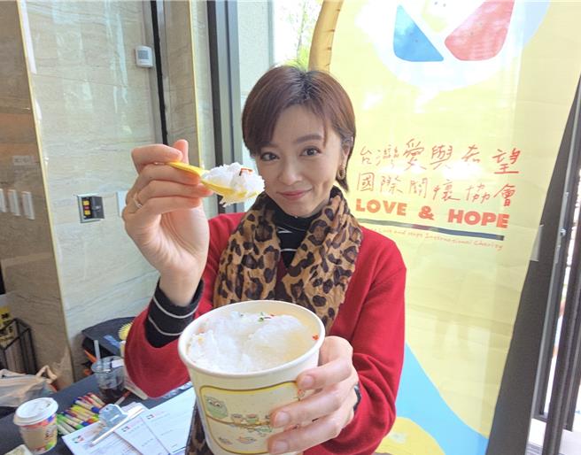 王瞳现身高雄猫展。（民视提供）