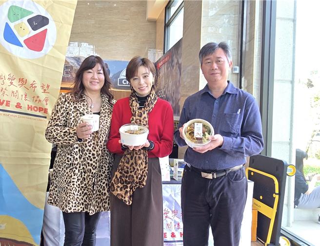 王瞳（中）力挺做公益。左爱与希望关怀协会执行长邓馨庭、右为动保处处长叶坤松。（民视提供）
