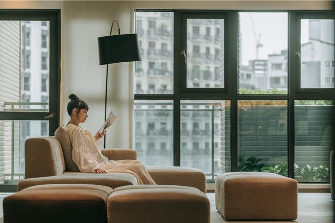 将捷金郁金香酒店携手北投老爷酒店，推出「淡北好拾光」双人悠游专案，可以8999元起的优惠价入住两间饭店各1晚。（图／北投老爷酒店）