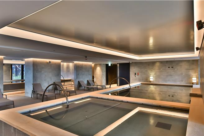 被称为「热之汤」的氯离子泉大眾池，精选上等桧木作为内装主体，释放出令人舒缓放松的天然气息。（图／八里福朋喜来登酒店）