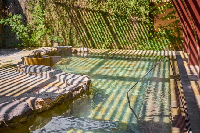 宜兰力丽威斯汀拥有丰富的温泉设施，提供碳酸氢钠泉室内外风吕，让旅客无论晴雨都能享受温泉疗癒。（图／宜兰力丽威斯汀度假酒店）