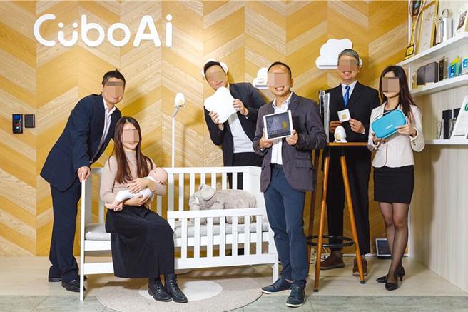 雲云科技梁姓技術長（右二）疑似被公司董事長（右三）持刀刺死，檢方將擇日解剖。（翻攝畫面）