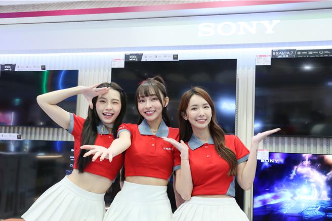 芷霖（左起）、林襄、禾羽担任一日店长。（品牌提供）