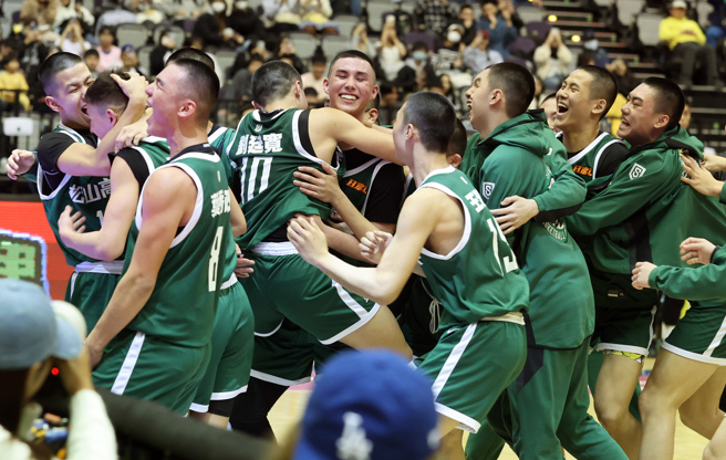 松山高中在113学年度HBL男子组4强赛力退光復高中，抢下冠军赛门票，比赛结束当下全队开心庆祝。（姚志平摄）