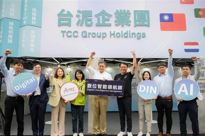 图说：台泥董事长张安平（左五）与总经理程耀辉（左六）8日亲自到台大校园徵才，邀请顶尖AI人才加入台泥团队。图／台泥提供