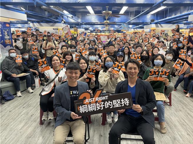 高志纲（第一排右）8日在台南政大书城举办新书发表会，热情球迷挤爆现场。（曹婷婷摄）