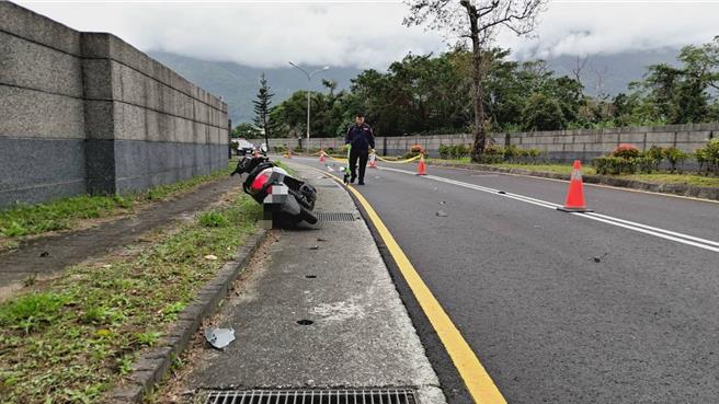 花莲新城乡金姓女子骑机车行经花12线1.4公里处时，疑似因内轮差及视觉死角，不慎擦撞旁边的曳引车，金女送医急救伤重不治。（警方提供／王志伟花莲传真）
