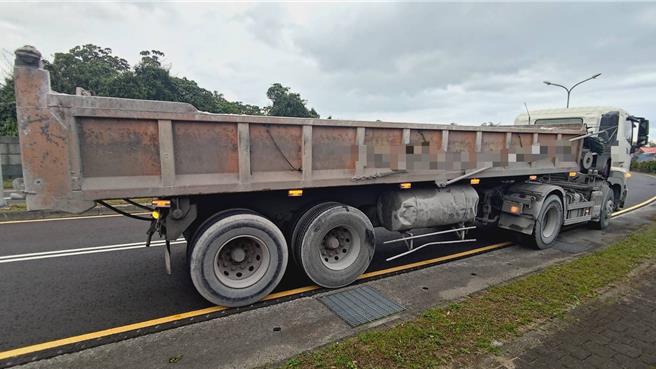 花莲新城乡金姓女子骑机车行经花12线1.4公里处时，疑似因内轮差及视觉死角，不慎擦撞旁边的曳引车，金女送医急救伤重不治。（警方提供／王志伟花莲传真）