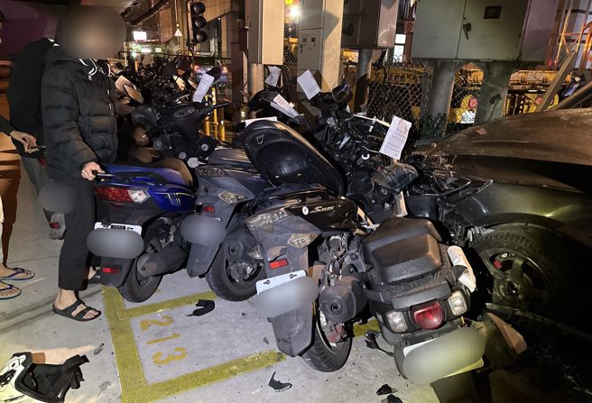 基隆少年偷开家中自小客车，载着3名友人外出拜拜，返回途中因天雨路滑，在景平路失控自撞，衝入台64线快速道路下方的委外停车场，撞毁17台机车及围栏。（图警方提供／简铭柱翻摄）