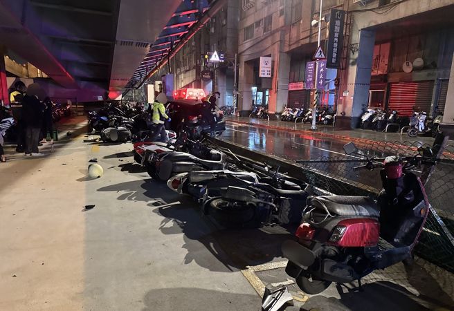 基隆少年偷开家中自小客车，载着3名友人外出拜拜，返回途中因天雨路滑，在景平路失控自撞，衝入台64线快速道路下方的委外停车场，撞毁17台机车及围栏。（图警方提供／简铭柱翻摄）