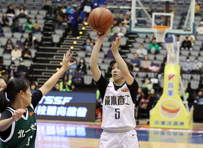 淡水商工郑敬璇（右）贡献17分、8助攻。（姚志平摄）