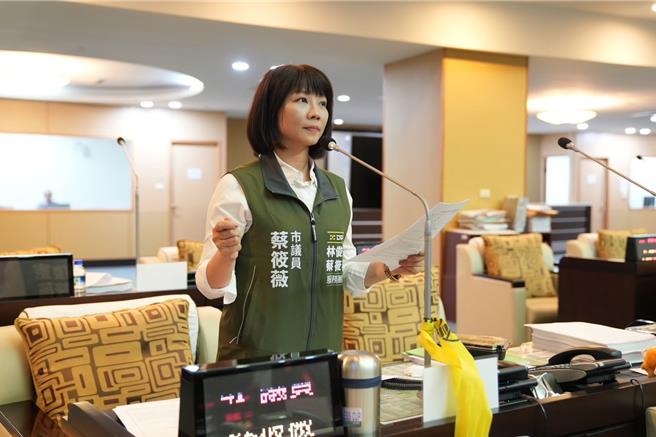 民进党台南市议员蔡筱薇回呛「反恶霸，护预算」。(蔡筱薇提供／曹婷婷台南传真)
