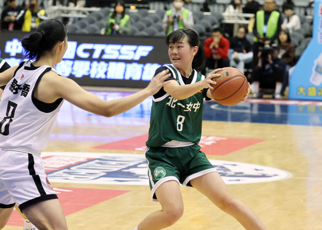 北一女中王若妍（右）贡献15分、8篮板。（姚志平摄）