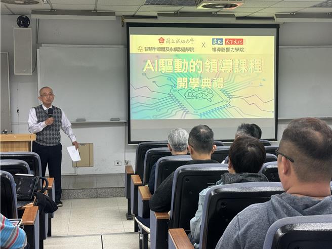 成功大學半導體學院院長蘇炎坤（前）表示，台灣在全球半導體業界扮演重要角色，持續精進技術、培育人才很重要。（曹婷婷攝）