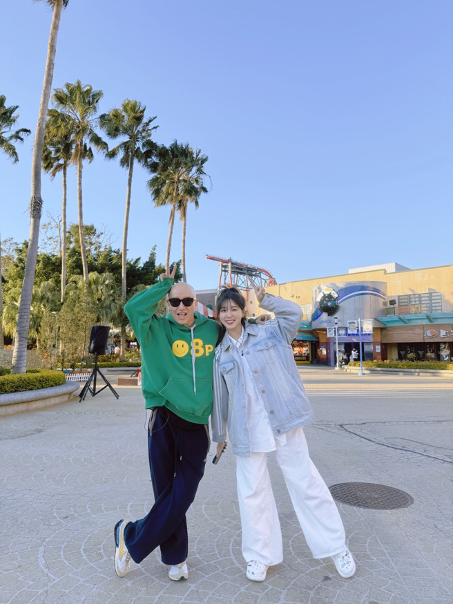 安芝儇带着艺人洪锡天（左）走访台湾游玩。（图／2S Sportainment提供）