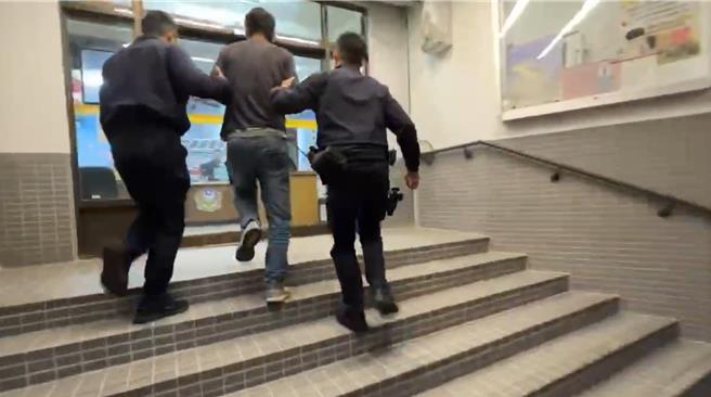 ７日当街行抢的林姓男子，８日就被警方逮捕。（民眾提供／宝智华台中传真）