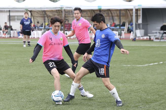 策进会与陆委会合办的「台港澳友谊杯2025足球交流赛」8日在辅仁大学足球场举行。（策进会提供）