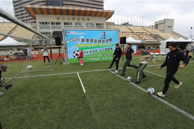 策进会董事长赖秀如、秘书长卢长水、中华港澳之友协会长张仕贤及中华女足总教练陈晓明共同开球。（策进会提供）