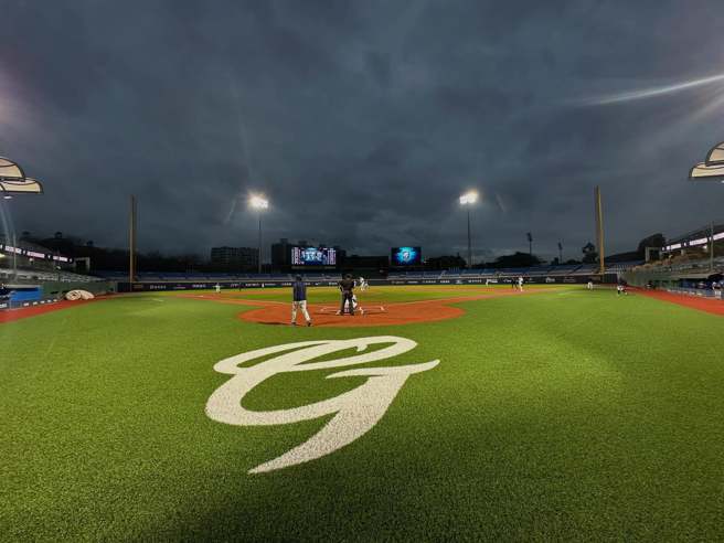 新庄棒球场成为台湾首座人工、天然草皮混合式球场。（图／ Threads＠joyce.jr.chen）