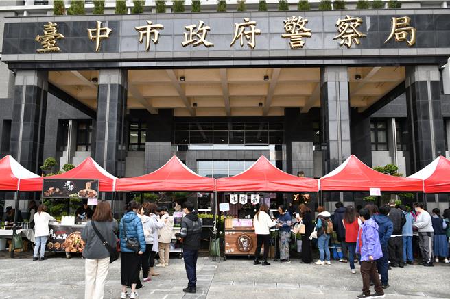 台中市警察局庆祝妇女节举办女王节活动。（民眾提供／宝智华台中传真）