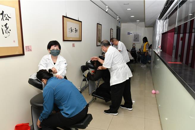 女王节活动，让台中市警局女性员工同享女王尊荣级待遇。（民眾提供／宝智华台中传真）