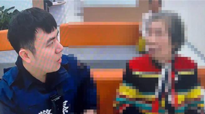 94岁阿嬷（右）误入网路飙股诈骗群组，幸好警方与银行联手阻止，保住她300万积蓄。（翻摄画面）