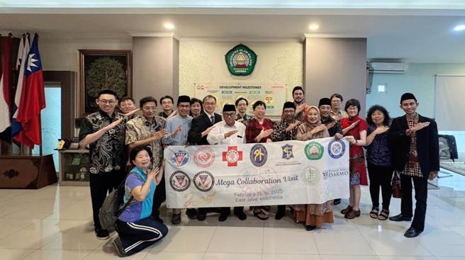 高医大关皑丽教授率团赴印尼交流，所到之处皆可见中华民国国旗。图／关心人道援助学会提供