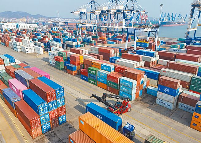 受基数走高及美国加徵关税等因素影响，大陆2025年1～2月的进出口表现转弱。图／新华社