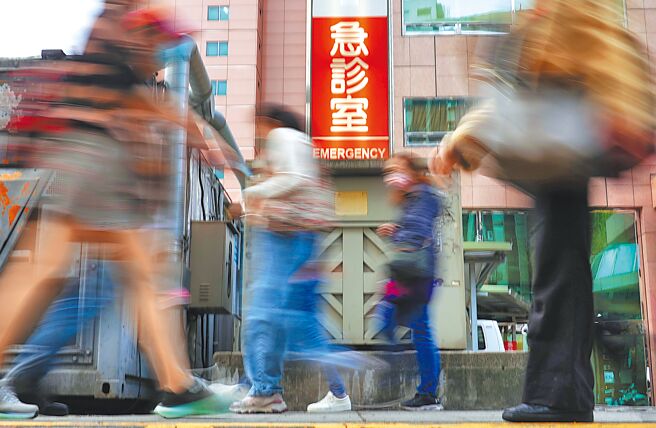 胸腔科醫師蘇一峰認為，2月單月死亡人數21888人，創歷史新高，是醫療崩潰導致的結果。（示意圖／本報資料照片）