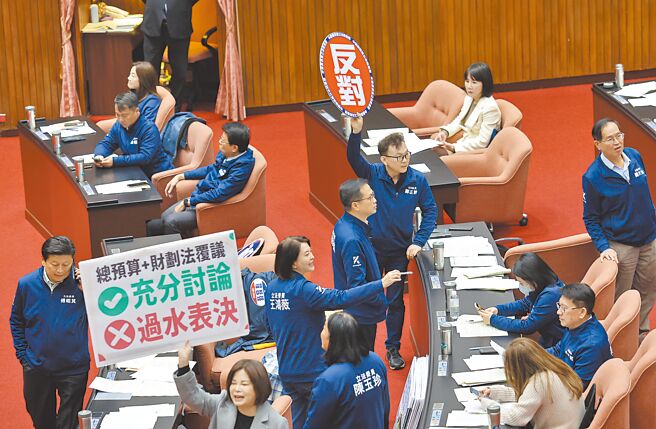 立法院7日院會表決行政院所提《財劃法》、中央政府總預算覆議案處理議程等相關事宜，民進黨提案花4天處理，並舉著「充分討論、不要過水」標語表達立場，國民黨則高舉「反對」手牌，最後藍白以人數優勢通過本身提案，並封殺民進黨提案。（姚志平攝）