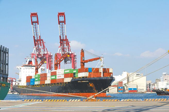 商研院董事长许添财表示，台湾市场规模较小，企业必须勇于出海，但他也示警，实力优势一旦星移物换，将一去不回。（本报资料照片）