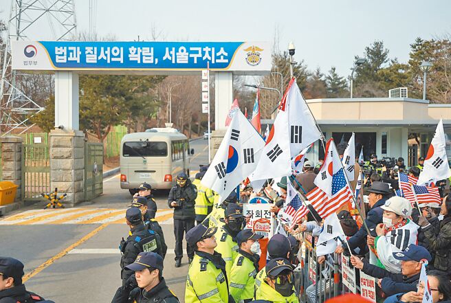 韩国总统尹锡悦7日获释消息传出后，支持者纷纷聚集到首尔看守所外，准备迎接他。（路透）