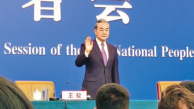 大陸外交部長王毅7日在北京出席兩會的外長記者會，全程87分鐘，共回答23個問題。（藍孝威攝）