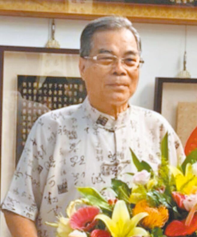 書法名家謝瑞煌年近8旬，自小學4年級即踏上書法之路，歷經艱苦歲月，從無師自通到自成一格，逾半世紀筆耕不輟。（謝瑞煌提供／張鎧乙新北傳真）