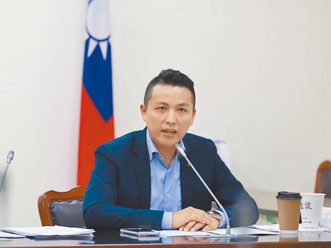 国民党新北市议员陈伟杰7日批评民进党秘书长林右昌，2个月内在新北跑了近20间宫庙是「不问苍生问鬼神」。（陈伟杰提供／吕健豪新北传真）